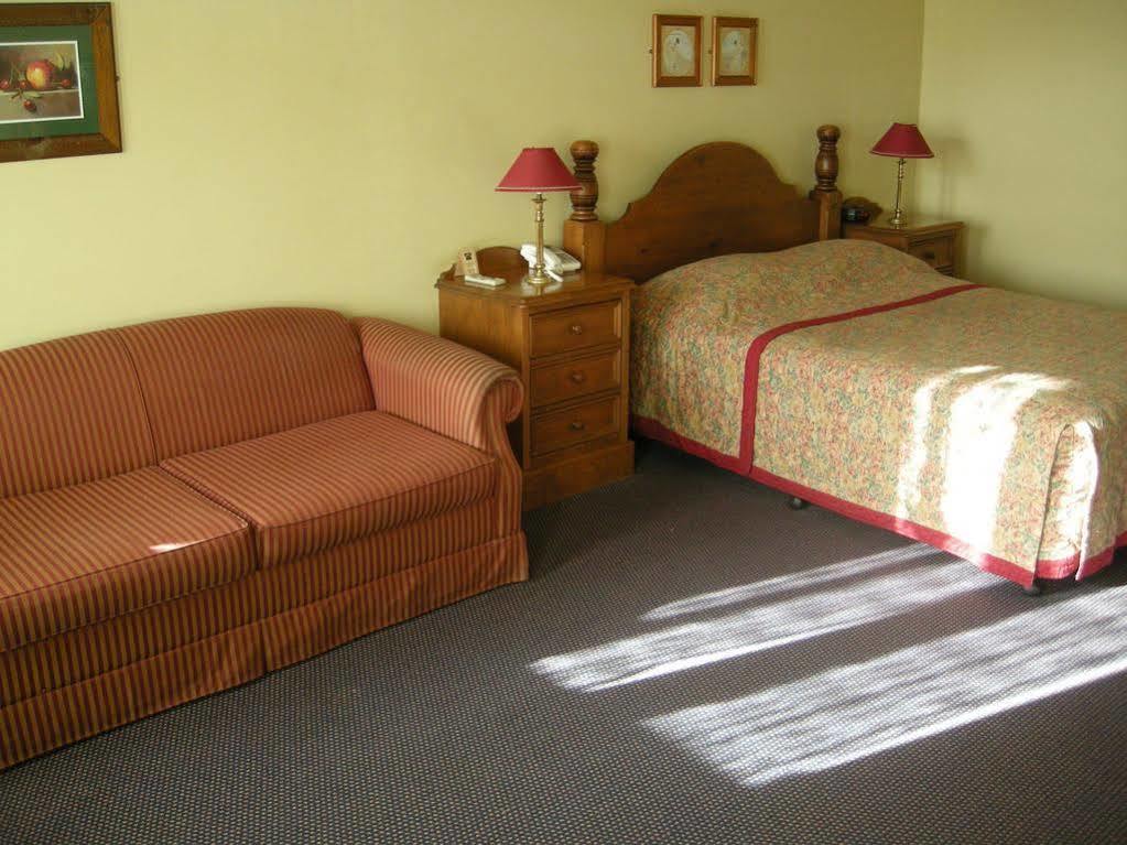 The Terrace At The Settlement Motel Cranbourne Bagian luar foto